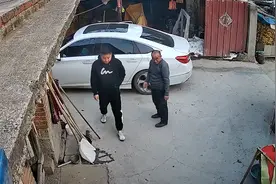 外地工作的儿子回家过年，父亲高兴地抹眼泪，激动却不知如何表达视频封面