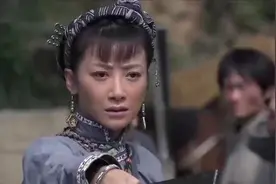 部队拦下走私车队，首长走近一看，竟是失散多年的媳妇！视频封面