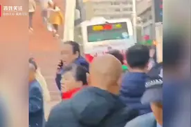 武汉一公交车失控冲上人行道撞毁站台 目击者：一名老人身亡视频封面