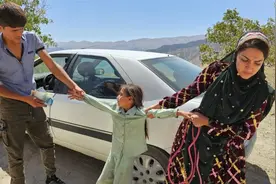 游牧妻子回到曾经的住所收拾行李，小女孩成为夫妻俩争夺的焦点视频封面