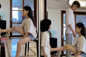姐姐一只脚将弟弟按在墙上，爸爸误入战场装打电话离开，网友看笑视频封面