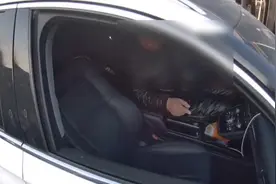 大快人心！北京一男子疯狂鸣笛谩骂摩托车主，“喜提”行拘10日视频封面