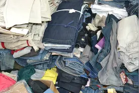 女大学生摆地摊卖裤子，一个月赚20万，她是怎么做到的视频封面