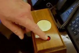 特朗普展示白宫可乐按钮 开玩笑说“大家都认为这是核武器按钮”视频封面