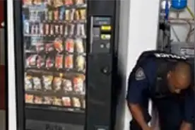 女子通过打扮逃脱了警察的抓捕视频封面