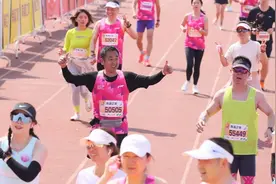 无锡马拉松野鸳鸯,男子被扒是远光软件董事长？两人挽手跑马拉松视频封面
