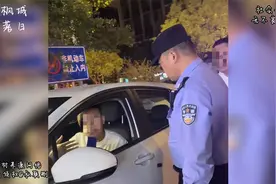 男子停车库入口不走，本来是个小事儿，结果叔叔来了被带走了视频封面
