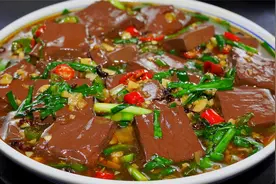 怪不得饭店的炒鸭血这么好吃，原来做法是有诀窍的，3分钟就学会视频封面