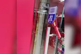 城管铲除商户玻璃门外推拉标识 城管局:门外侧推拉标识不能有广告视频封面