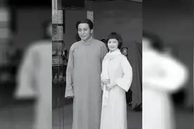 警卫封耀松失恋，毛泽东安慰：你月薪40怎么养活花枝招展的女演员视频封面