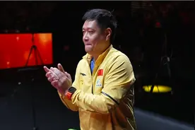邱贻可起立为蒯曼举拳！抿着嘴憋不住笑，马琳同样频频起身鼓掌