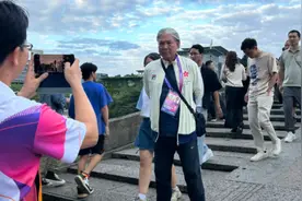 霍启刚陪爸爸逛商场，77岁霍震霆疑腿脚不便，穿戴都是亚运周边视频封面