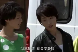 特种女兵放假回家，脱下军装个个都是大美女，冷血教官都脸红了！