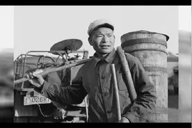 建国初期，挑粪的于德顺欺行霸市，垄断北京所有粪便，结局如何视频封面