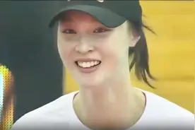 江苏女排集体欢呼庆祝！主教练激动到跺脚，张常宁哥哥为大家鼓掌视频封面