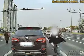 绿灯前车不走，后车鸣了一下喇叭，没想到男子直接挥杆砸车