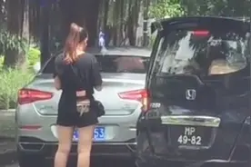 女子人肉占车位还有理，被正义的男子一把推开，这一幕真是解气呀视频封面