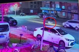 黑龙江一女童过马路被警车撞飞，家属：肇事民警和其单位均未出面视频封面