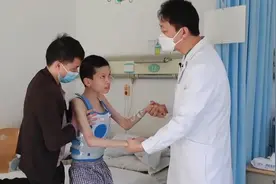折叠少年手术后，终于站了起来，医生感叹第一次见他笑视频封面