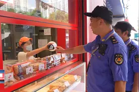 商家“循环式”宣传扰民烦 城管整治还“静”于民视频封面