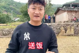 爸爸在地里修枝，忙得来不及回家吃饭，家蒙马上给他送过去视频封面