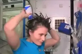 小学语文统编教材二年级下册课外视频资源：宇航员洗澡视频封面