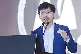 从“小镇青年”逆袭“AI领头羊”，85后梁文锋终结了硅谷神话！视频封面