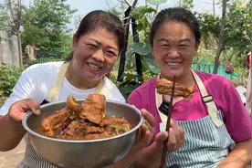姐俩给父母改善生活，做了一锅五香脊骨，又香又入味，太解馋了视频封面
