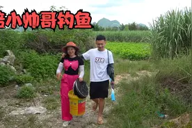 阿琪嫂陪着小帅哥又是钓鱼又是抓鸡，脸上笑开了花视频封面
