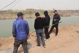 这才是真正的钓鱼高手，钓鱼方法都跟别人不一样，这回涨见识了视频封面