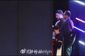 国乒大合照，莎莎是等待拍照的乖宝宝，王皓合不拢嘴😁