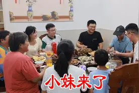 小妹带来2只3年老鹅，华子做铁锅炖大鹅，一桌人吃饭聊天真开心视频封面