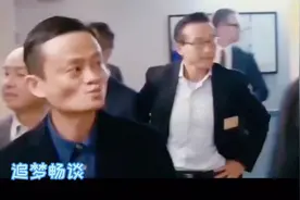 李嘉诚疯狂套现4000亿到国外，官媒体实名痛批，如今下场大快人心视频封面