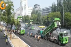 太原迎泽大街维修改造 进入面层施工阶段视频封面