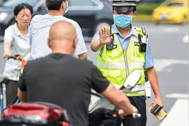 骑电车不戴头盔被罚50元，大爷四处看了看，一句话让交警哑口无言视频封面