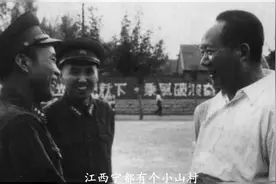 58年毛主席亲访济南，见长征时警卫员陈昌奉：你现在官不小啊！视频封面