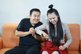 得知女保姆还单身，老板一把将她搂入怀中当媳妇，结局真逗视频封面