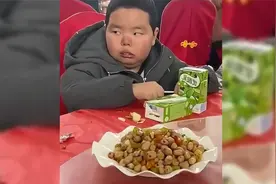 当年的吃席小男孩已经长大了，如今没有手机玩也一样开心吃席视频封面