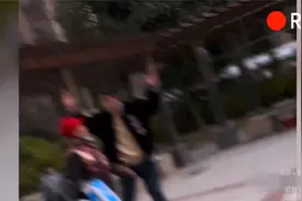 大妈与小伙起争执后抓其私密部位，小伙一声尖叫疼得坐在地上视频封面
