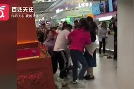 武汉男子抢夺他人泰迪犬当场暴摔 知情人：吓到小孩狗主人不道歉视频封面