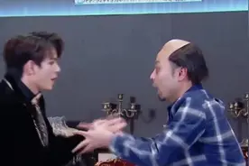 小品《熬夜大师班》，宋木子借用世纪名场面，大声呼喊秋雅视频封面