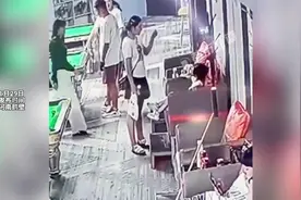 父亲带女儿去台球厅玩 陌生女子想带走孩子父亲报警视频封面