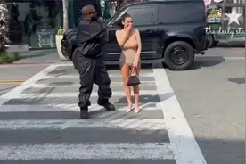 侃爷夫妇时尚穿搭经典回顾，一个怕冷一个怕热，神仙组合。视频封面