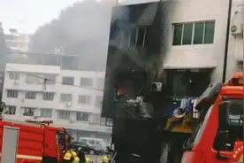 四川内江一汽修店起火明火窜上天空数十米 目击者：学徒不幸遇难视频封面
