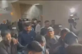 印度非法移民遭40小时戴手铐脚镣，“永远不会忘记美军的眼神”视频封面