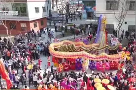 佛山高明：人潮汹涌 锣鼓喧天 龙狮武术大巡游火热开锣视频封面