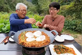 韩国老头把韭菜做成泡菜，搞一大碗泡面和韭菜一起吃视频封面