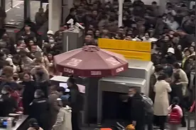 火车站安检口没全开部分旅客起哄冲卡？铁路上海站回应视频封面