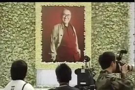 2004年香港乐坛教父黄霑追悼会  众星云集 你一定听过他写的歌！视频封面