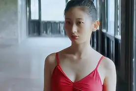 女孩睡觉被一盆冷水泼在脸上，结果忍无可忍视频封面